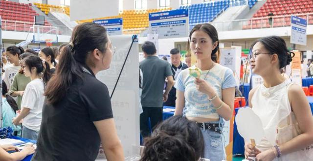 常德市2025届毕业生夏季联合招聘会举行