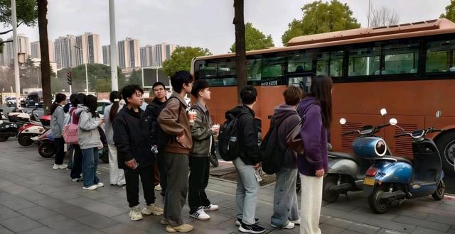 常德“周末职通车”发车 学子勤工俭学有了“定制专车”